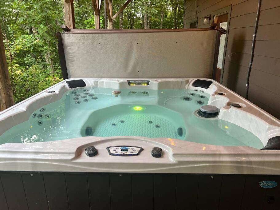 Holiday home Nantahala Nook, W/hot Tub,game Room, & Wifi Bryson City