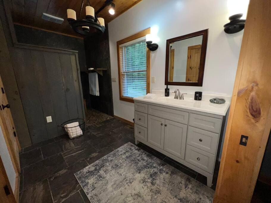 Nantahala Nook, W/hot Tub,game Room, & Wifi Holiday home